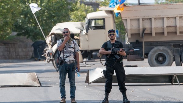 Члены группы Сасна црер на территории захваченного полка ППС в Ереване