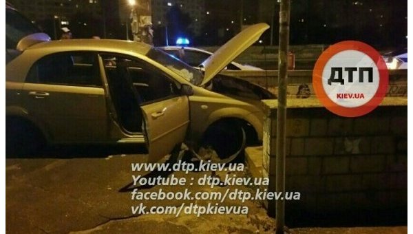 в Киеве автомобиль врезался в подземный переход