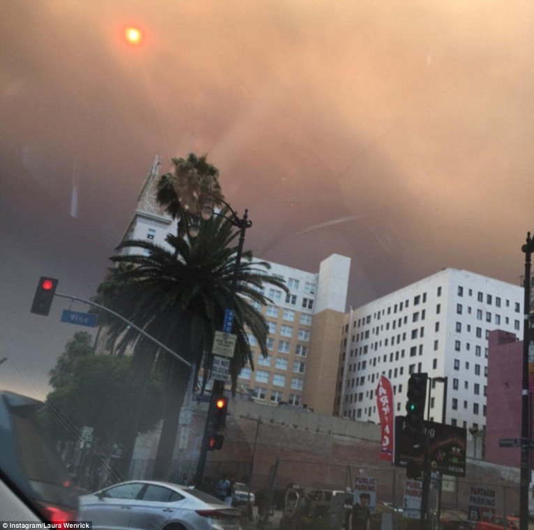 Сильный пожар возле Лос-Анджелеса