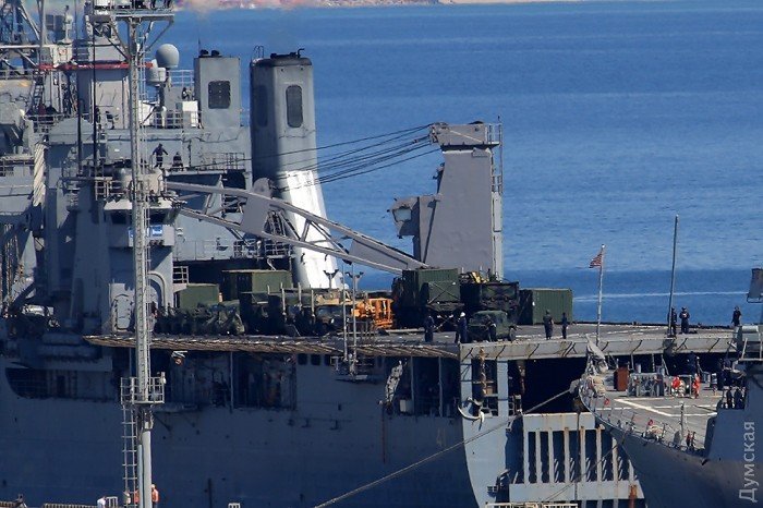 Большой десантный корабль USS Whitbey Island LSD41 6-го флота США