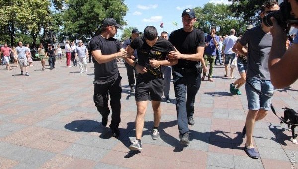 Савченко пытались закидать яйцами на Думской площади в Одессе