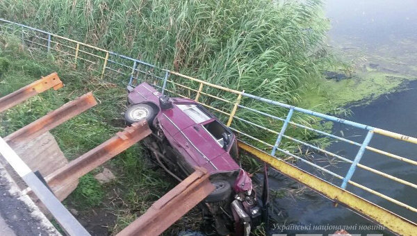 В Мариуполе автомобиль с военным упал в реку
