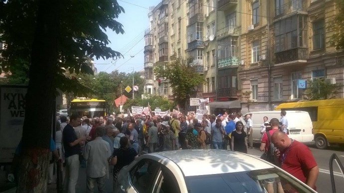 Вкладчики ликвидированных банков перекрыли движение в центре Киева