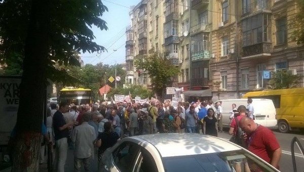 Вкладчики ликвидированных банков перекрыли движение в центре Киева