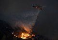 Вертолет тушит лесной пожар в Калифорнии