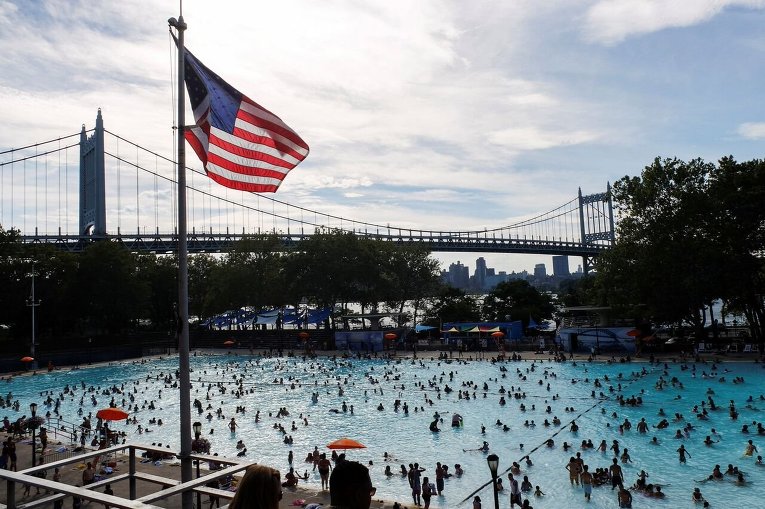 Американцы спасаются от жары в бассейнах
