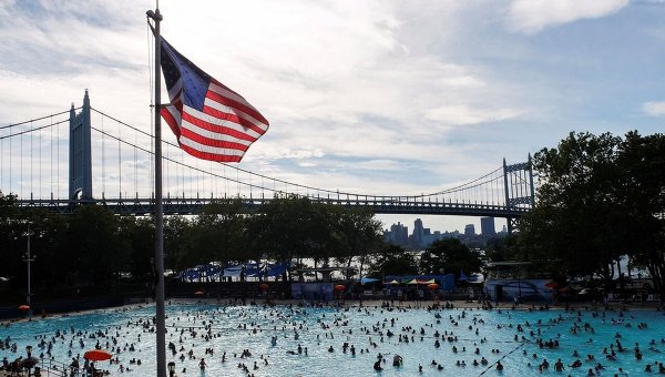 Американцы спасаются от жары в бассейнах