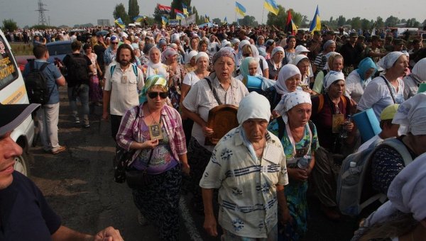 Крестный ход на блокпосте ОУН под Киевом