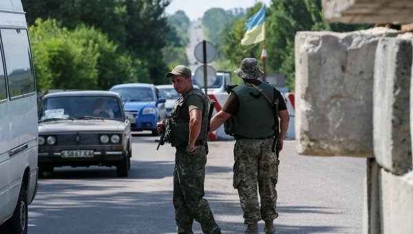 Украинские военнослужащие проверяют документы на КПП возле Славянска