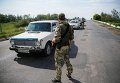 Украинские военнослужащие проверяют документы на КПП в Донбассе. Архивное фото