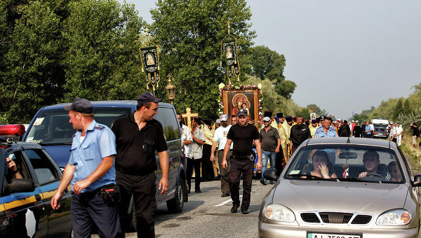 Участники Крестного хода в Борисполе