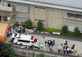 Сотрудники полиции и скорой помощи возле дома для инвалидов в префектуре Канагава (Япония)