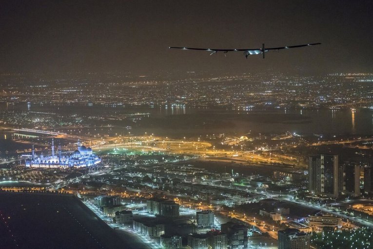 Самолет на солнечных батареях Solar Impulse 2 в Абу-Даби