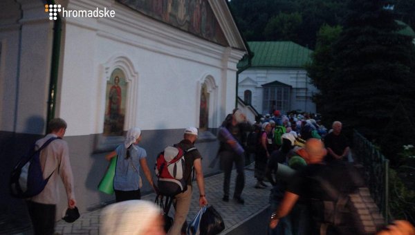 Участники Крестного хода вошли в Киев, ситуация у храма на Подоле