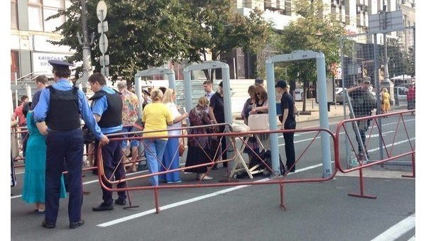 Металлодетекторы на Крещатике в Киеве. Архивное фото