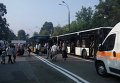На Житомирской в Киеве участников Крестного хода рассаживают в автобусы