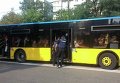 На Житомирской в Киеве участников Крестного хода рассаживают в автобусы
