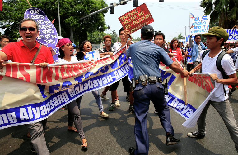 Акция протеста в Филиппинах против визита госсекретаря Джона Керри
