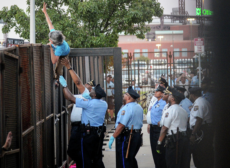 Полиция задержала демонстранта, который перелез через барьер вблизи места Национального съезда Демократической партии в Филадельфии, штат Пенсильвания, США