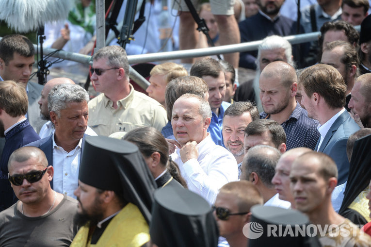 Юрий Бойко и Нестор Шуфрич во время Крестного хода в Киеве