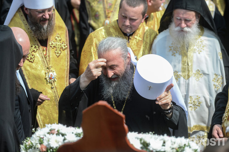 Митрополит Онуфрий во время Крестного хода в Киеве