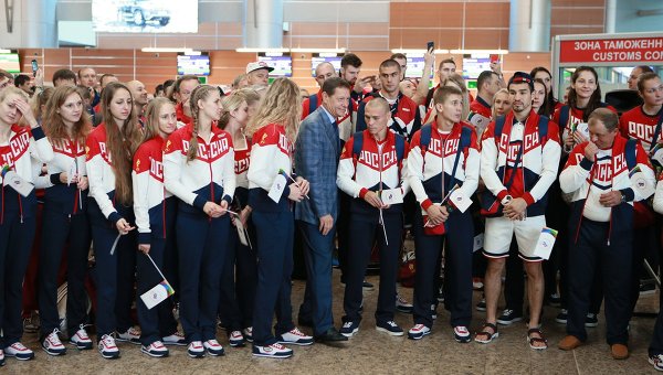 Президент Олимпийского комитета России Александр Жуков (в центре) во время проводов олимпийской сборной России в Рио-де-Жанейро в аэропорту Шереметьево
