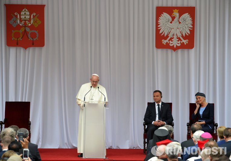Папа римский Франциск и президент Польши Анджей Дуда с супругой Агатой Корнхаусер-Дуда на католическом форуме в Кракове