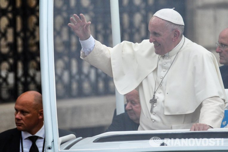 Папа римский Франциск приветствует жителей и гостей Кракова