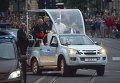 Папа римский Франциск приветствует жителей и гостей Кракова