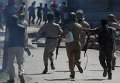 Столкновения протестующих с силами безопасности в центре города Сринагар, Кашмирская долина