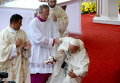 Папа Франциск падает на лестнице во время мессы в монастыре Ясна Гура в Ченстохове, Польша