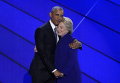 Президент США Барак Обама и кандидат в президенты США Хиллари Клинтон обнимаются на сцене во время Национального съезда Демократической партии