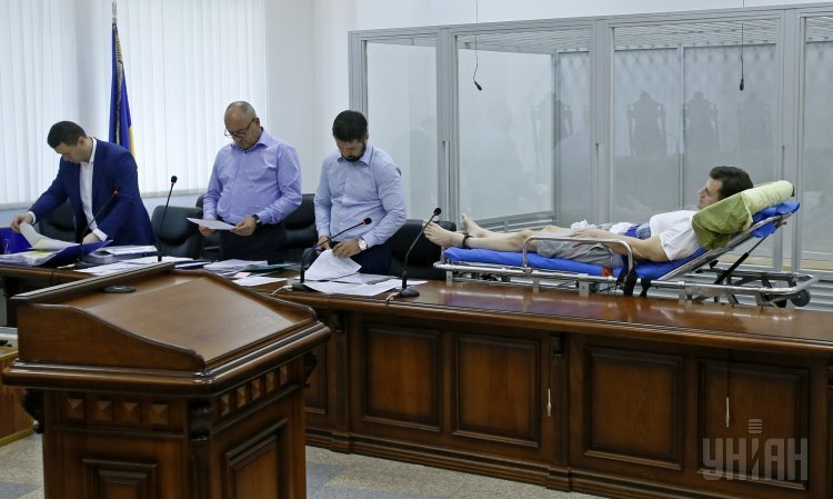Главный подозреваемый в газовом деле Онищенко Валерий Постный на больничной каталке в зале суда