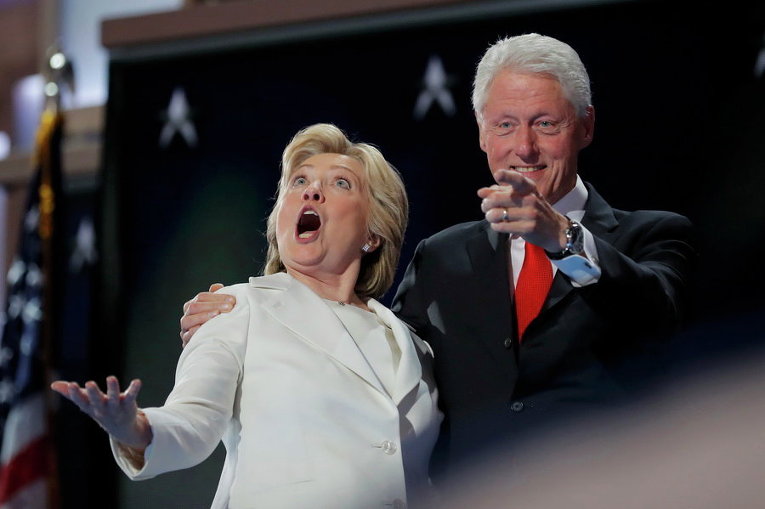 Кандидат в президенты США Хиллари Клинтон и ее супруг экс-президент Билл Клинтон в Филадельфии, США