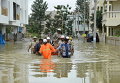 Члены пожарных сил и добровольцы участвуют в операциях по оказанию помощи после затопления в Бангалоре
