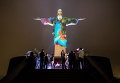 Статуя Христа Спасителя подсвечена картинкой, чтобы подбодрить бразильскую команду в преддверии Олимпийских игр 2016 года, Рио-де-Жанейро, Бразилия