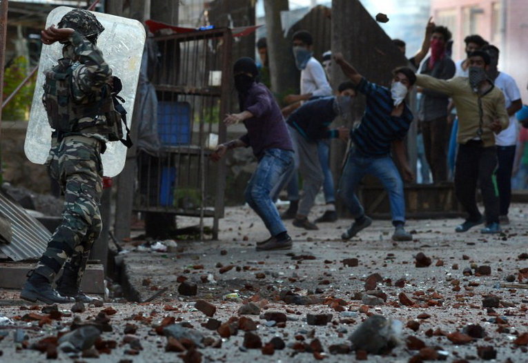 Столкновения сил безопасности Индии и кашмирских протестующих в районе Сринагара
