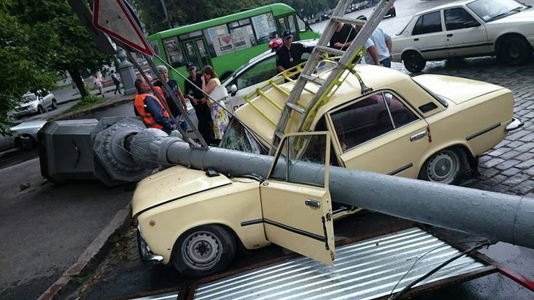 В Харькове на машину упал столб