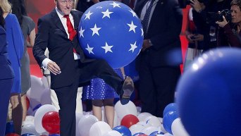 Билл Клинтон играет с надувными шарами
