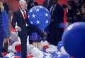 Билл Клинтон играет с надувными шарами