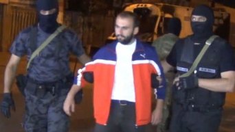 Полиция показала, как сдавались члены вооруженной группы в Ереване