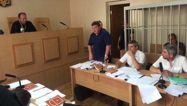 Александр Ефремов и его адвокаты в ходе заседания 1 августа 2016 года