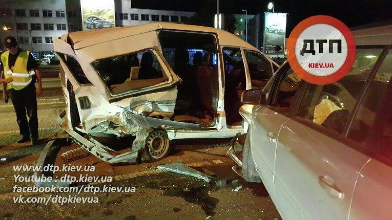 Водитель Opel на скорости врезался в стоящий автомобиль Fiat, который от удара отбросило на полицейских, оформлявших ДТП в Киеве