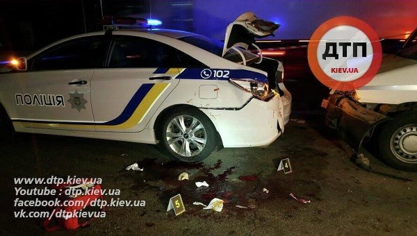 Водитель Opel на скорости врезался в стоящий автомобиль Fiat, который от удара отбросило на полицейских, оформлявших ДТП в Киеве