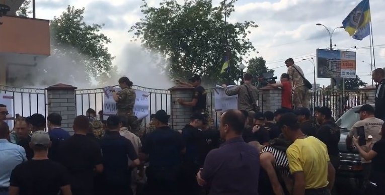 Столкновения торнадовцев и полиции под Оболонским райсудом в Киеве