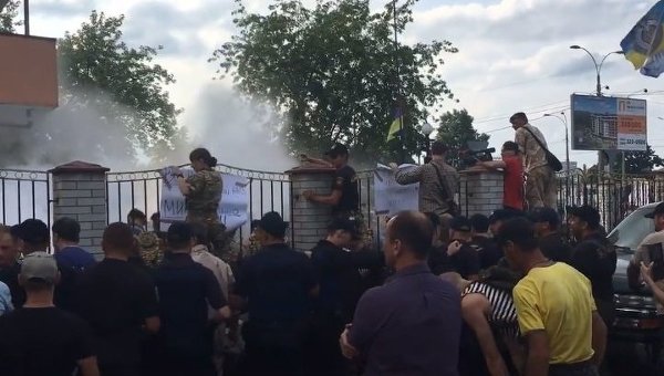 Столкновения торнадовцев и полиции под Оболонски райсудом в Киеве