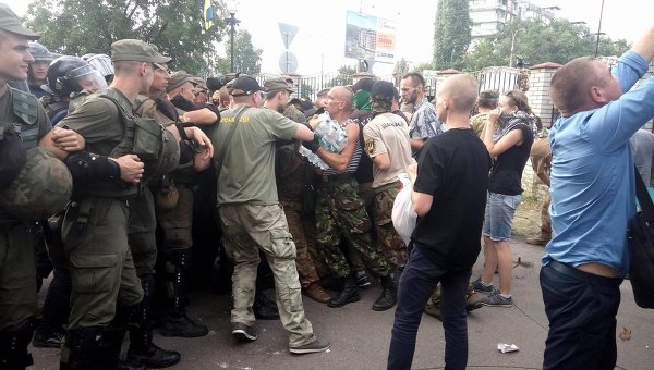 Столкновения бойцов Торнадо и полиции под Оболонским райсудом в Киеве