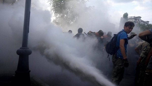 Столкновения бойцов Торнадо и полиции под Оболонским райсудом в Киеве