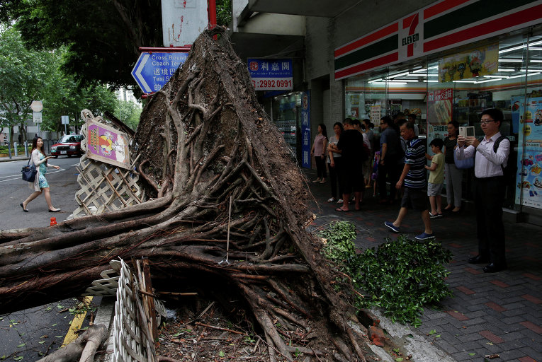 Тайфун Нида в ночь на 2 августа достиг провинции Гуандун на юге Китая, вынудив власти отменить практически все коммерческие рейсы и отменить занятия в школах
