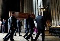 В церкви Сент-Этьен-дю-Рувре (пригород французского Руана) 26 июля было найдено тело 85-летнего священника Жака Амеля, которому перерезали горло. На фото: гроб с его телом